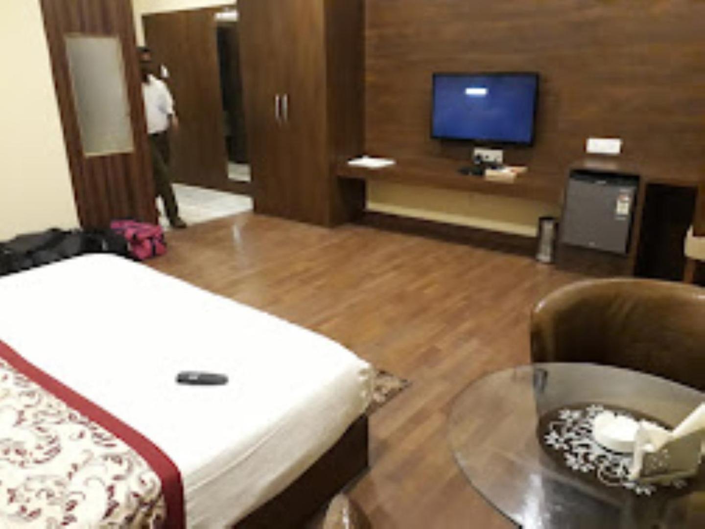 Hotel Saroj Sāgar Esterno foto