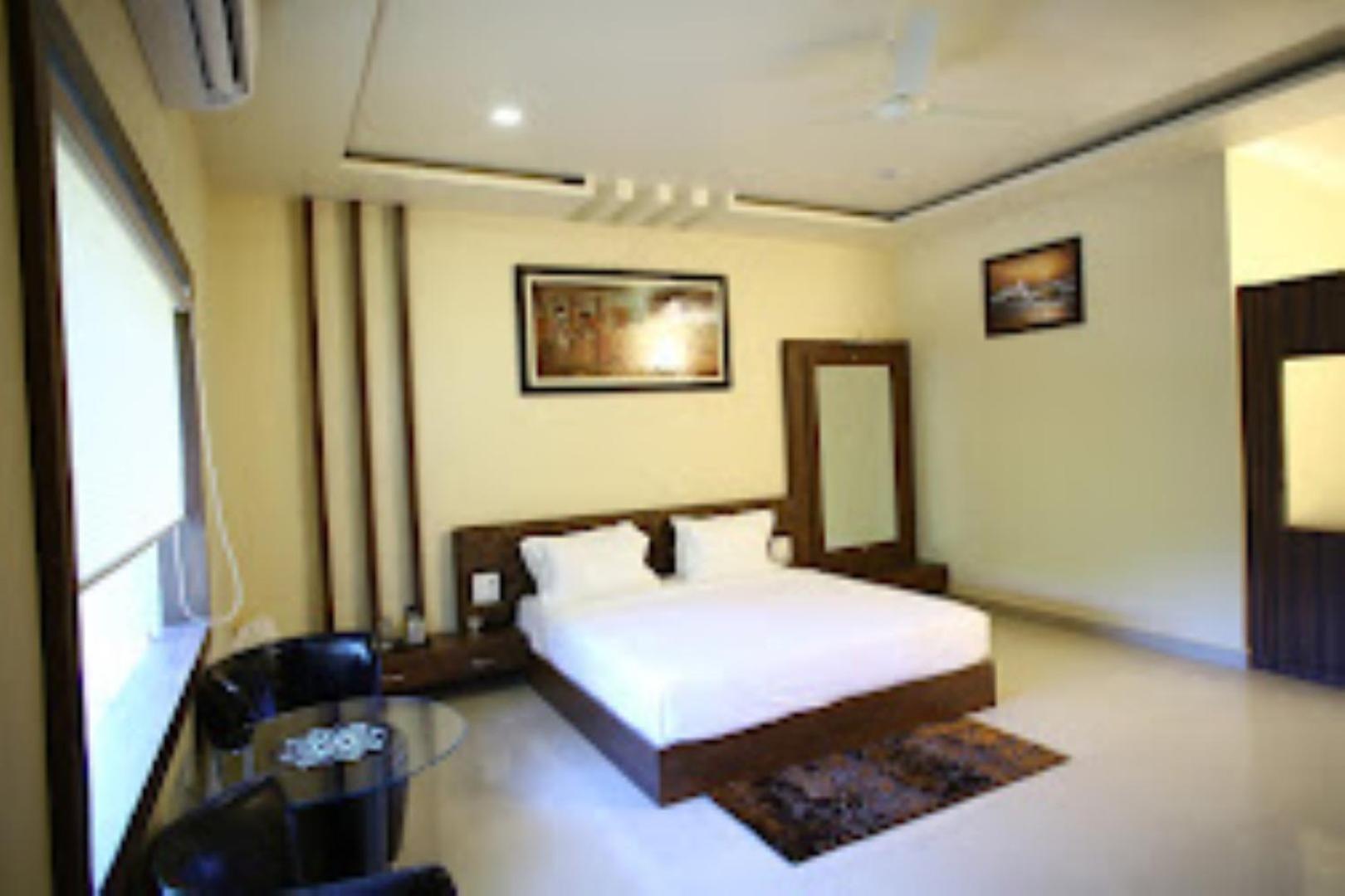 Hotel Saroj Sāgar Esterno foto