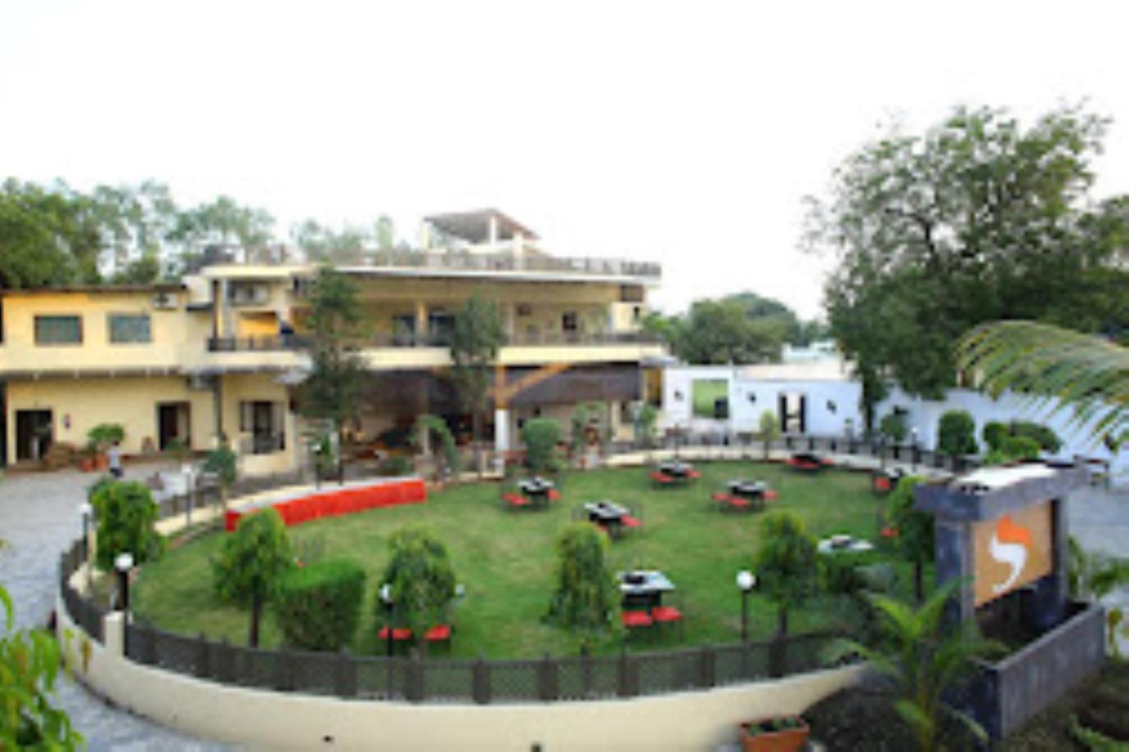 Hotel Saroj Sāgar Esterno foto
