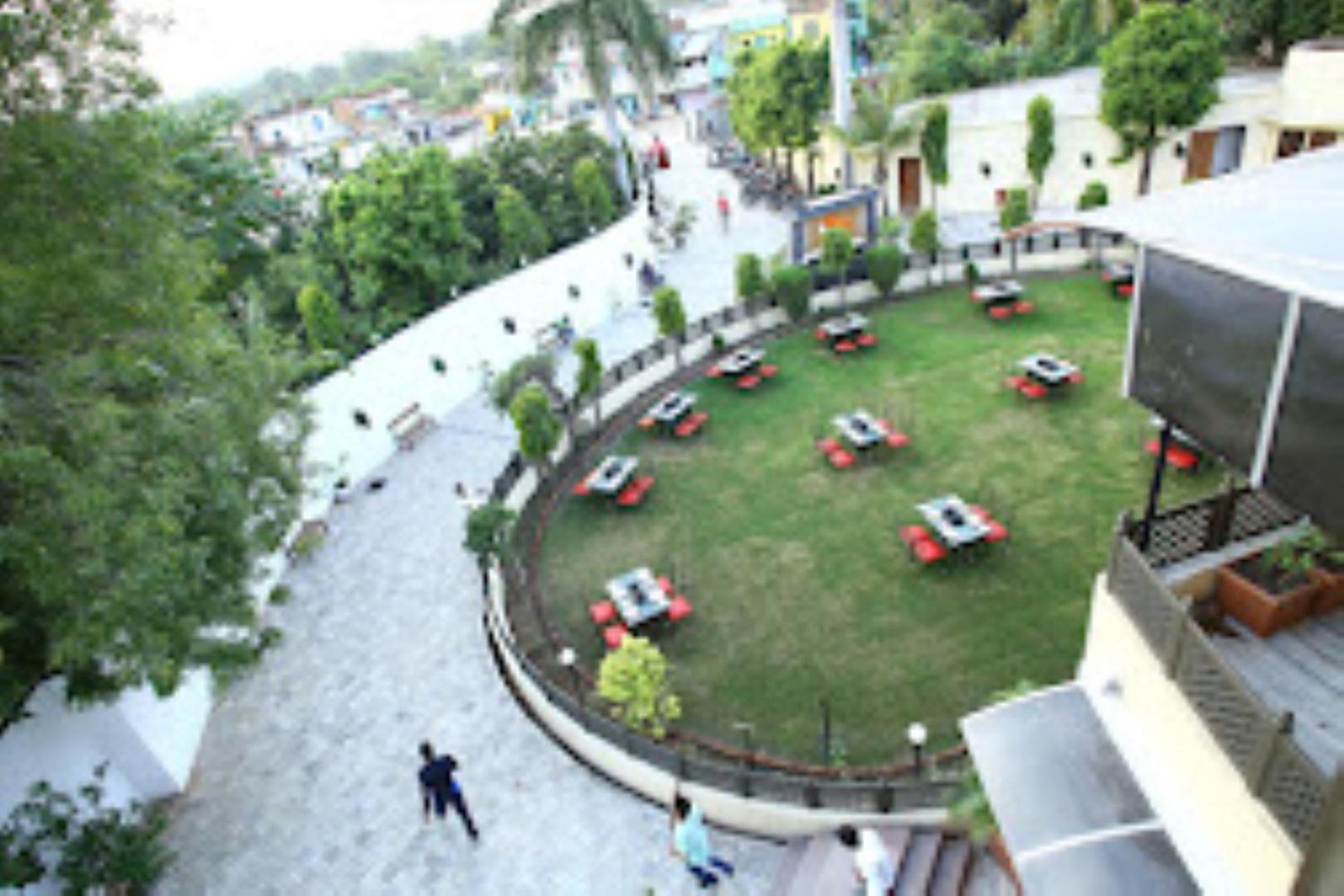 Hotel Saroj Sāgar Esterno foto