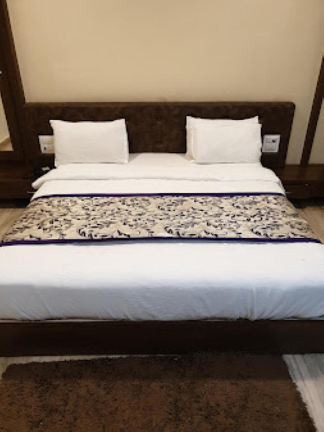 Hotel Saroj Sāgar Esterno foto